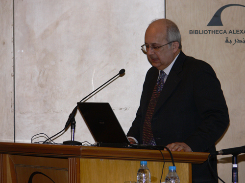 د / اسماعيل سراج الدين , مدير مكتبه الاسكندريه يلقي كلمه في المؤتمر 