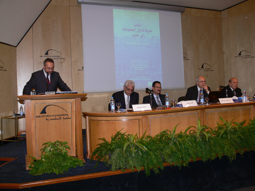 الدكتور ماجد عثمان يلقي كلمة في المؤتمر