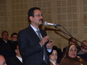 د / أحمد درويش وزير الدولة للتنمية المحلية يلقى سؤال فى اثناء الجلسة